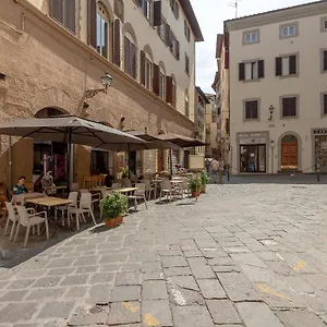 piazza-dei-rossi-due-view.it-tuscanyhotel.com/